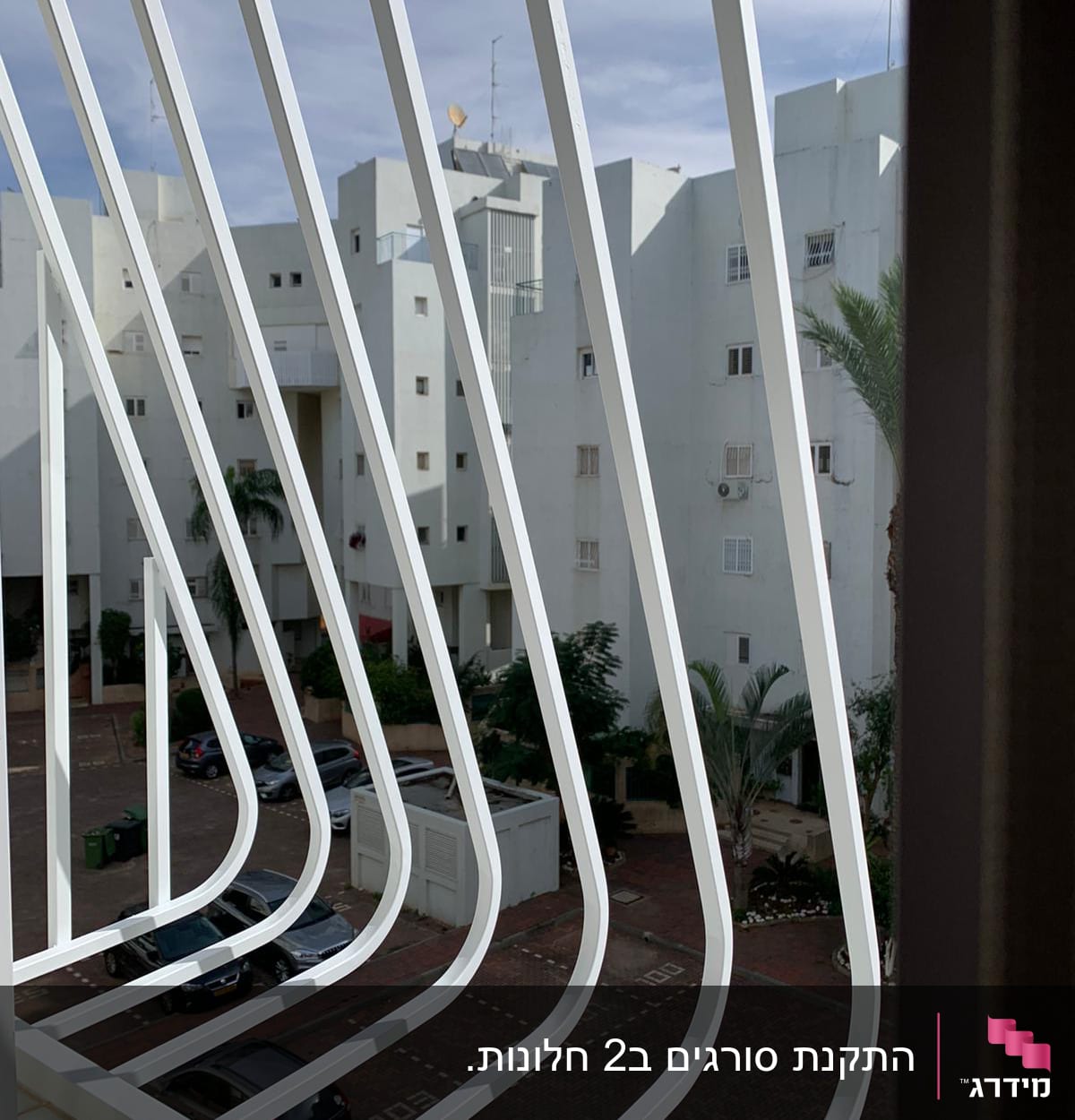 מסגרת מתכת לבנה עם קווים אנכיים